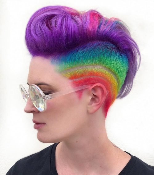 Des couleurs arc-en-ciel sur des cheveux courts et élégants