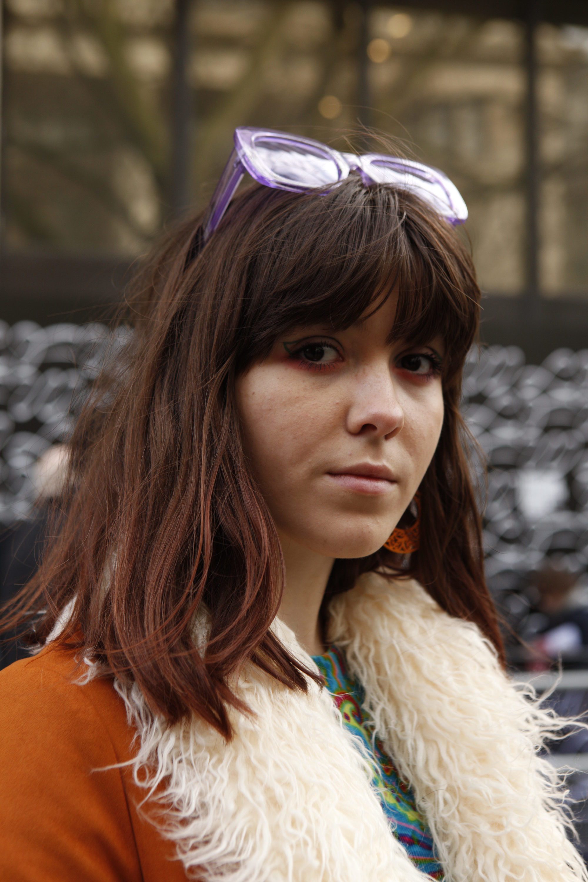 Femme brune avec une frange complète