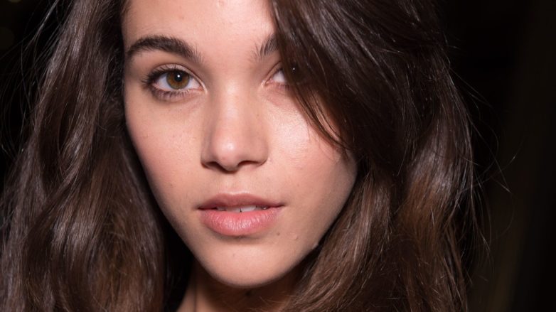 Spray épaississant pour les cheveux: gros plan beauté d'un modèle brune dans les coulisses du spectacle Balmain AW18 avec des cheveux volumineux