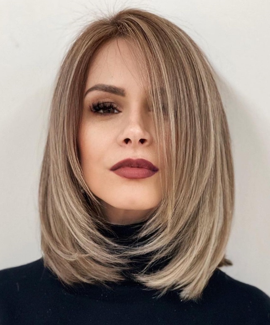 Coupe Mi-longue en Couches pour Cheveux Droits