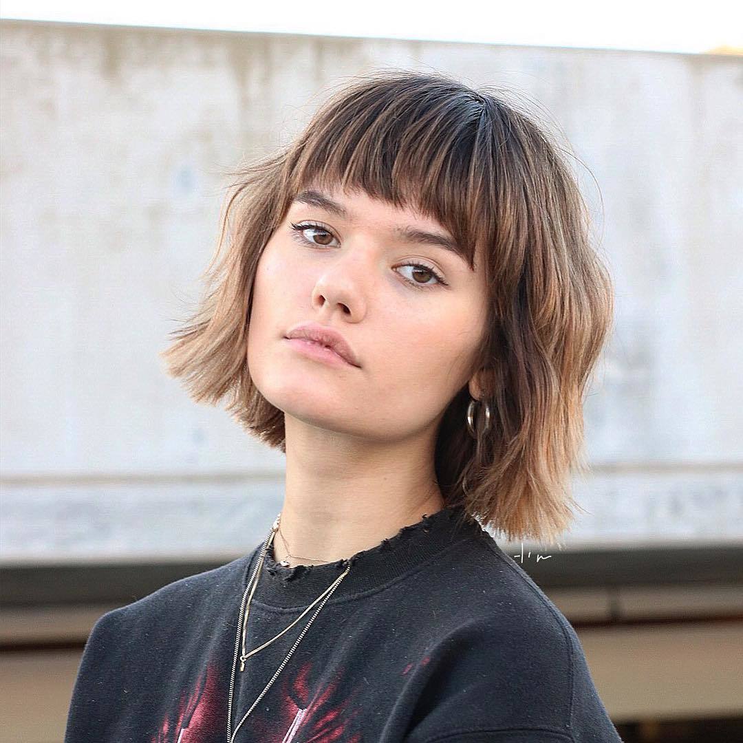 Femme aux cheveux courts avec une frange