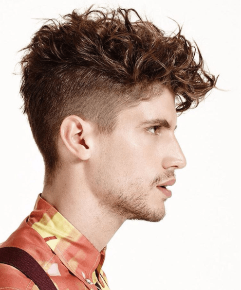 Sous-coupe masculine sur cheveux bouclés - profil de côté - Instagram 