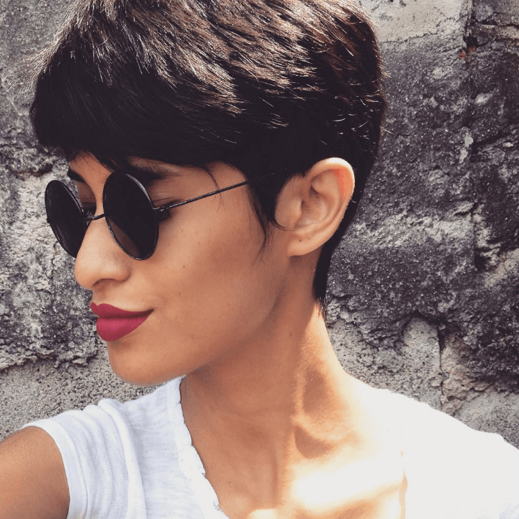 Femme aux cheveux bruns lisses coupés en lutin 