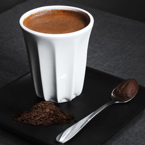 Une tasse de chocolat chaud faite dans le Velvetiser de Hotel Chocolat.