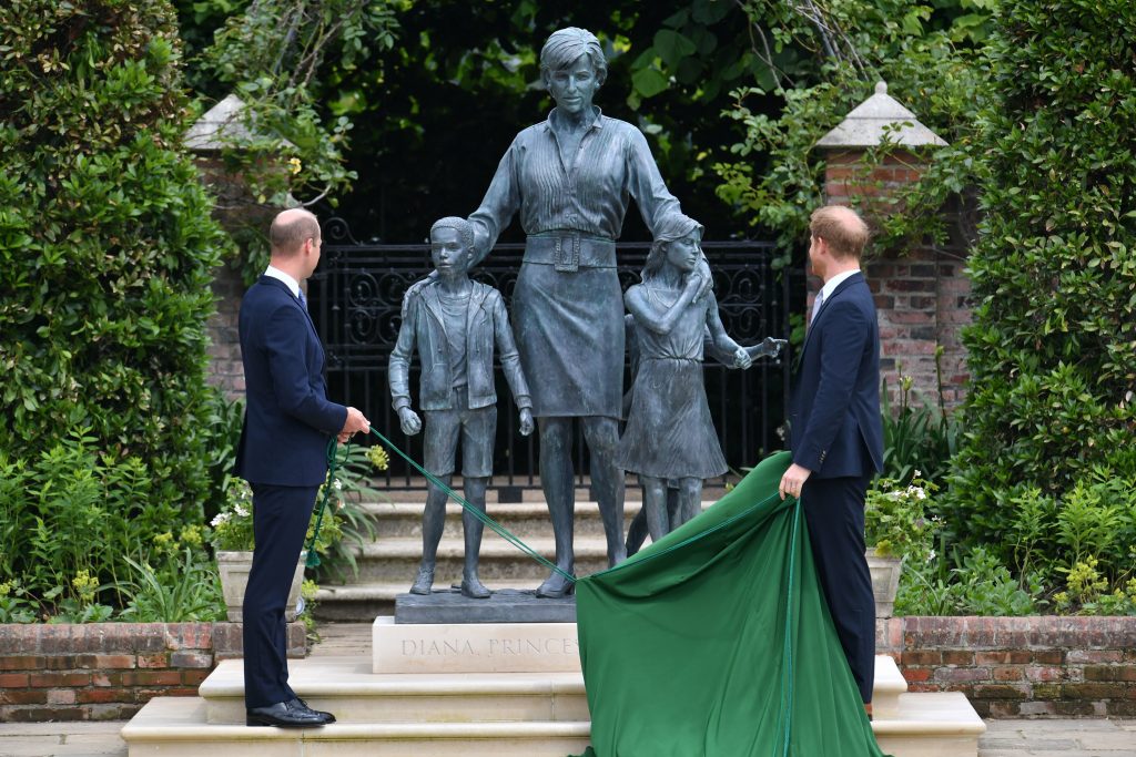 Le prince William, duc de Cambridge, et le prince Harry, duc de Sussex, dévoilent une statue de leur mère, Diana, princesse de Galles, qu'ils ont commandée.