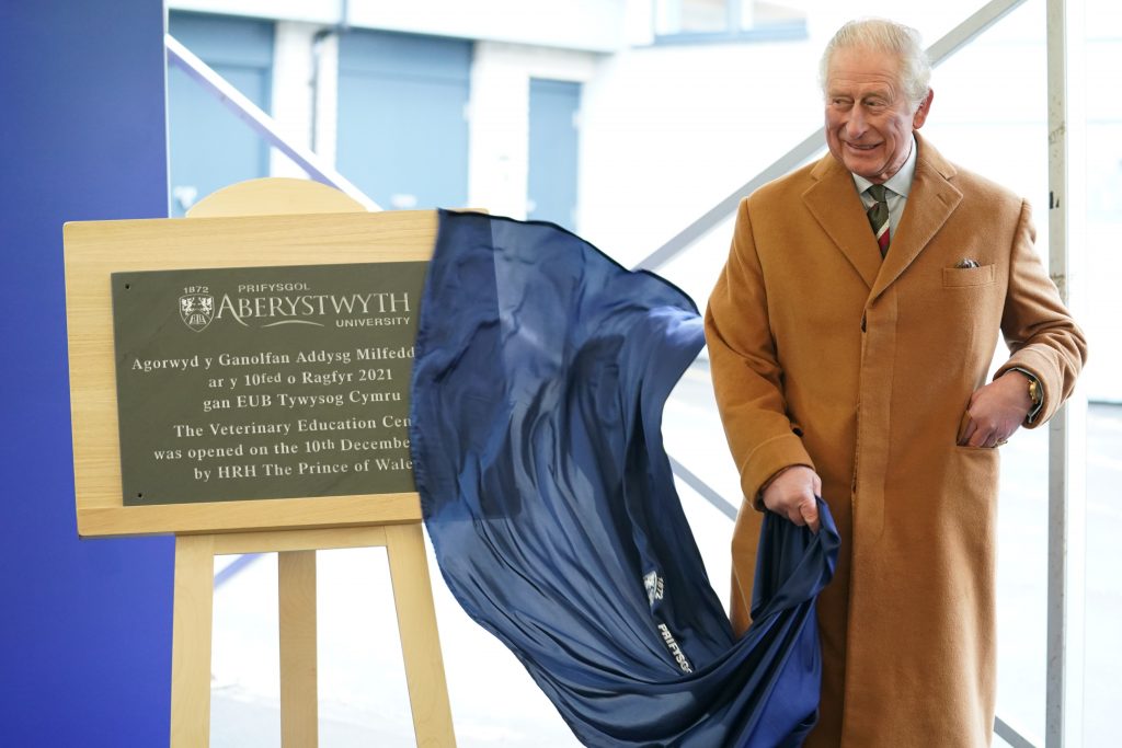   Le prince Charles, prince de Galles, lors de l'inauguration de la nouvelle école de sciences vétérinaires de l'université d'Aberystwyth. 