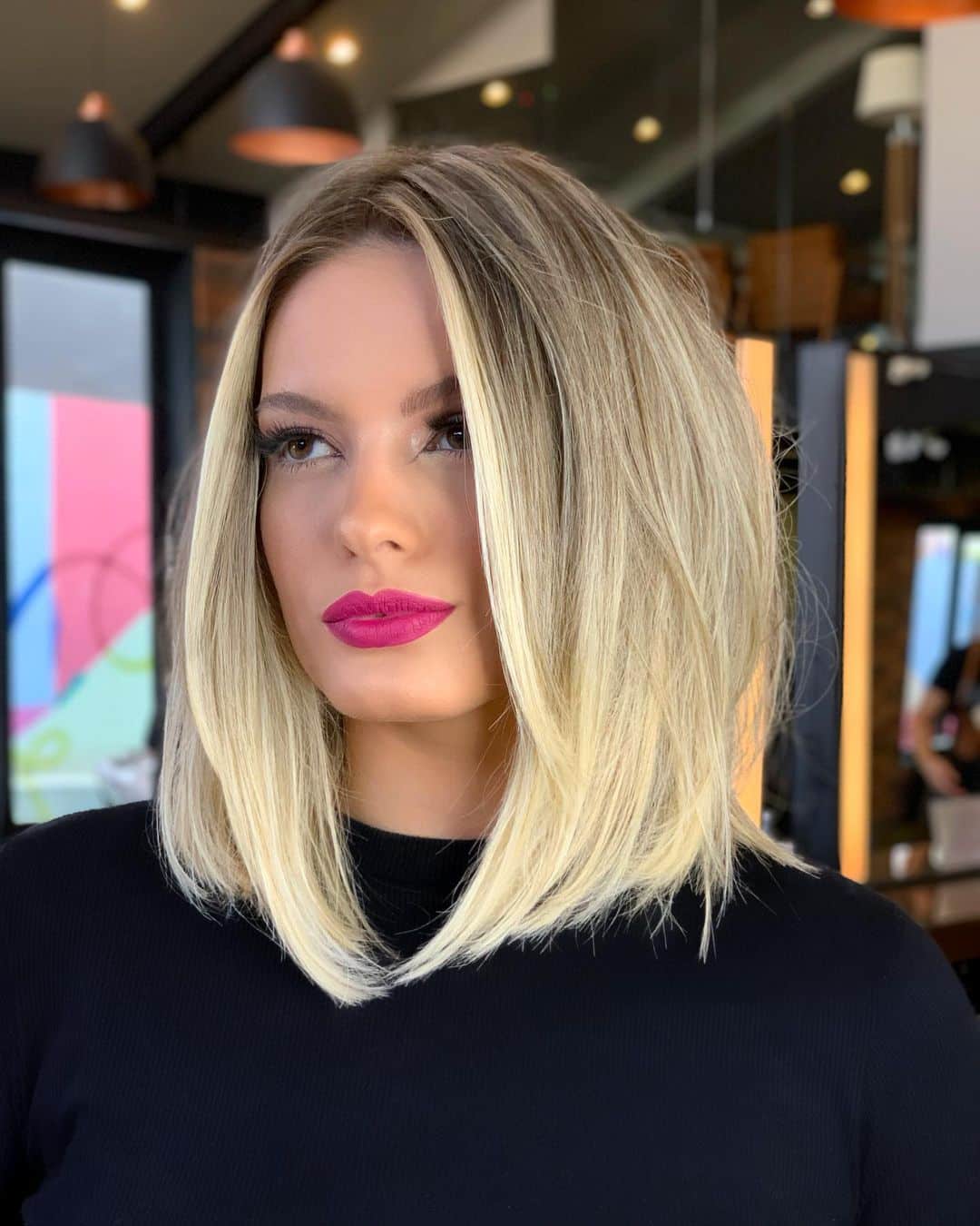 coupe blonde mi-longue avec des mèches de cheveux