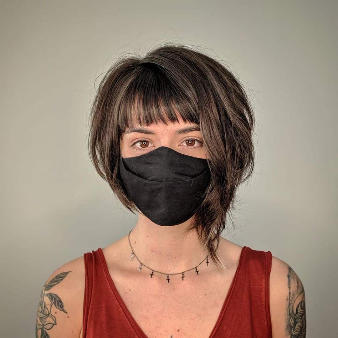 Coiffure asymétrique à poils longs