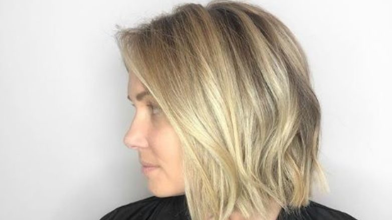 Points forts partiels : Femme avec un lobe blond avec des mèches