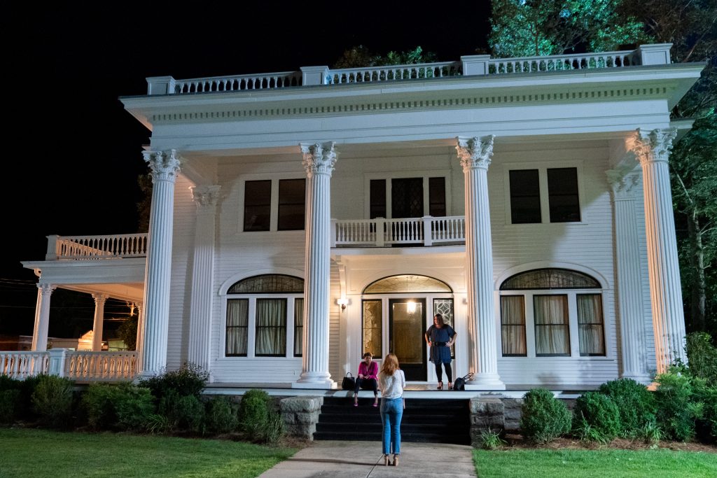 Un gros plan du spa de Sweet Magnolias filmé en Géorgie.