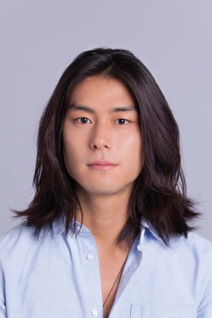 Un homme asiatique, un petit pain : Modèle masculin asiatique aux cheveux longs aux épaules
