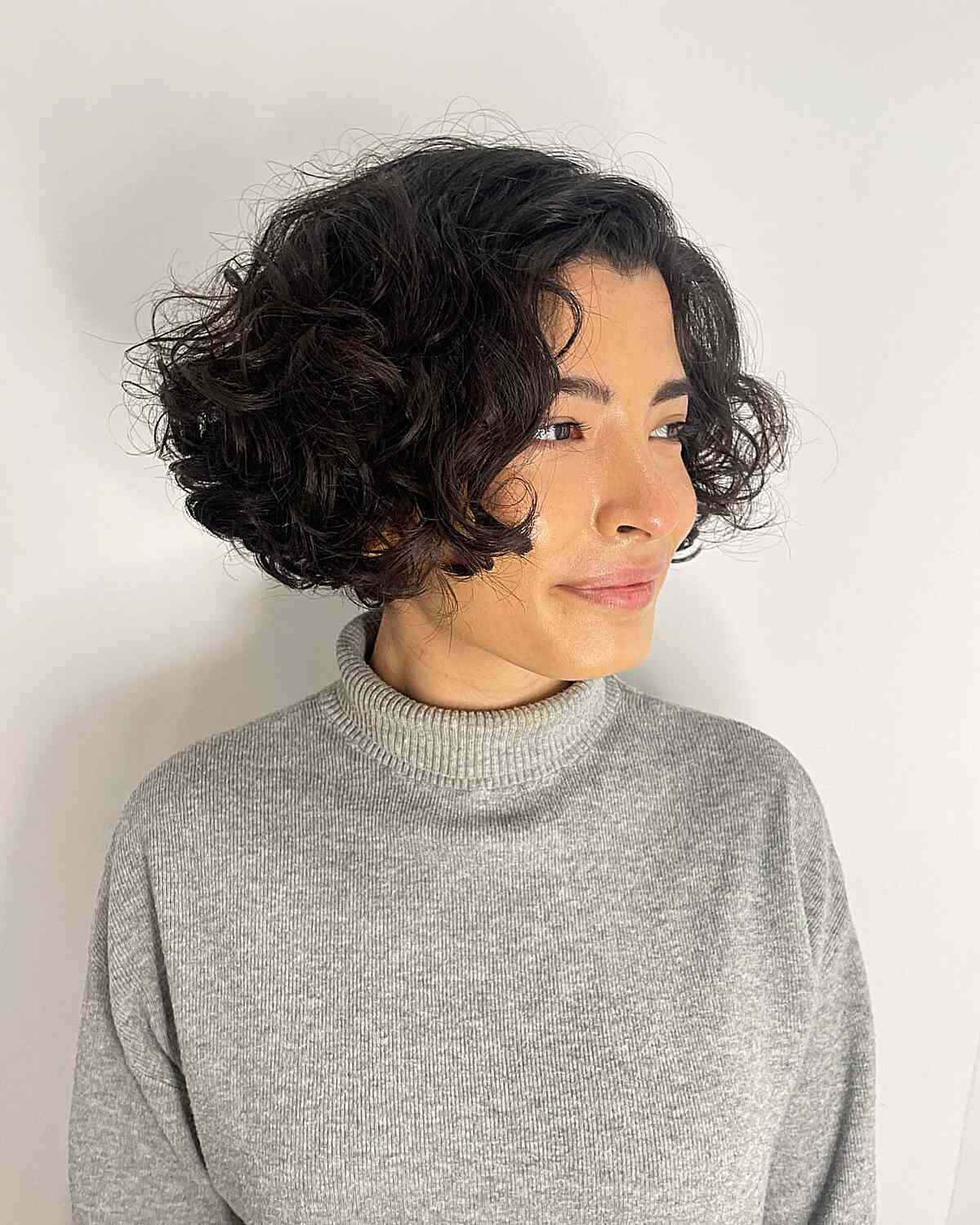 Cheveux courts bouclés volumineux