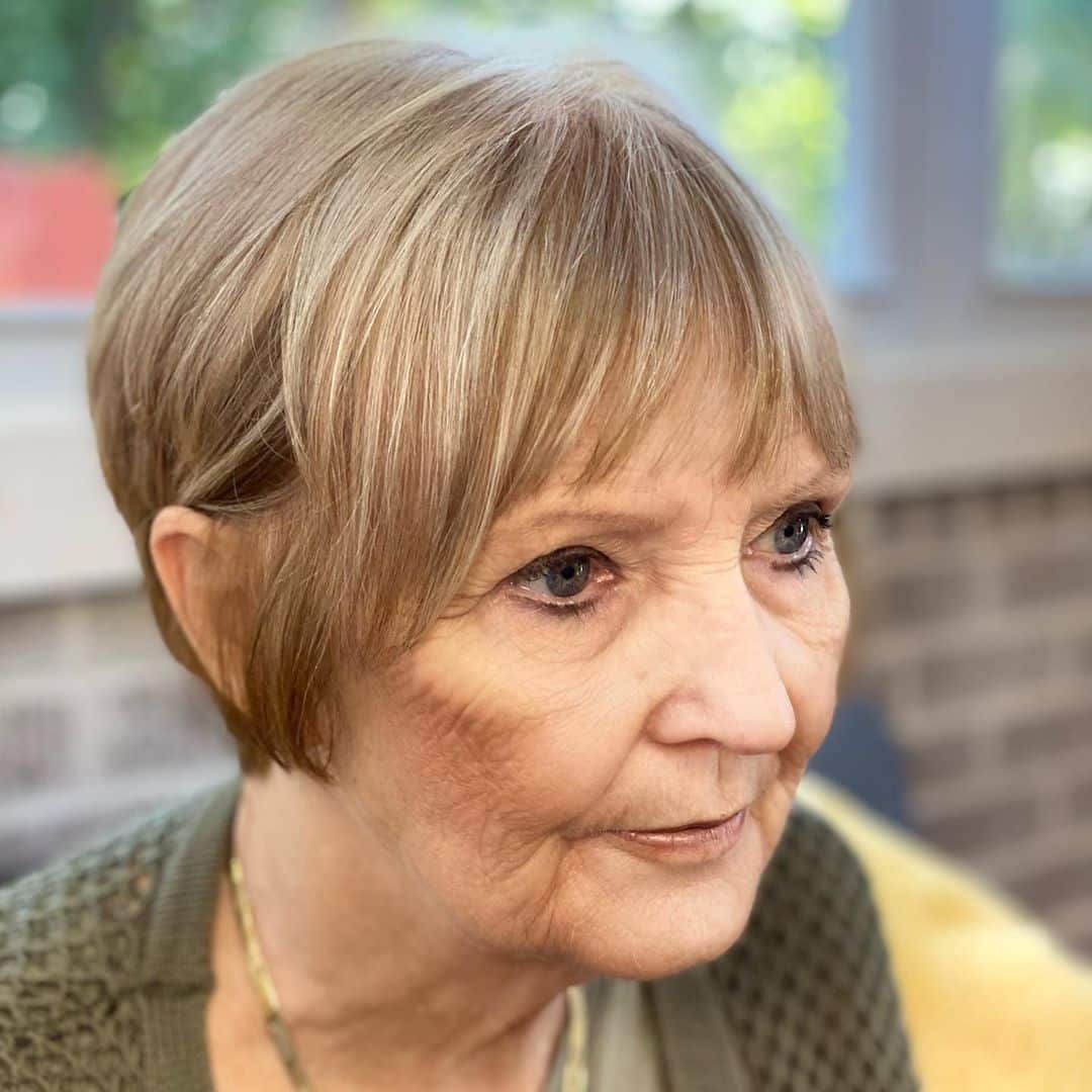 Coupe courte pour les femmes de plus de 70 ans aux cheveux fins