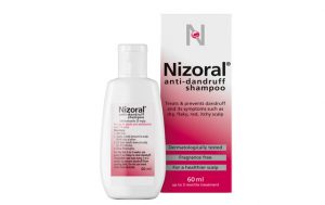 Le shampooing Nizoral est l'un des traitements maison contre les pellicules.